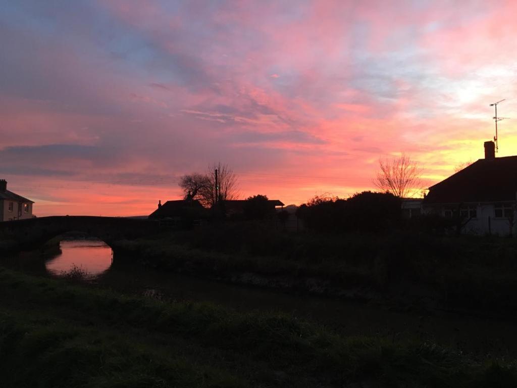 Delightful Cottage On The River Adur Close To Brighton & The Downs No Dogs Sorry Upper Beeding Zewnętrze zdjęcie